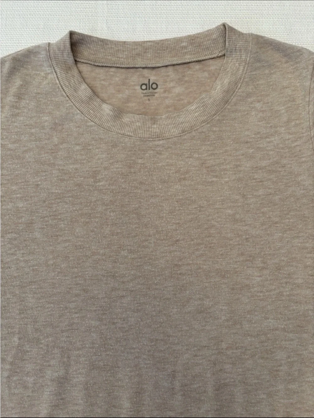 Alo Yoga Glimpse Women's S Beige Long Sleeve Side Slit Crew Neck Sweatshirt Top
